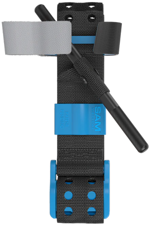 Verticaal overzicht van de blauwe SAM XT Tourniquet